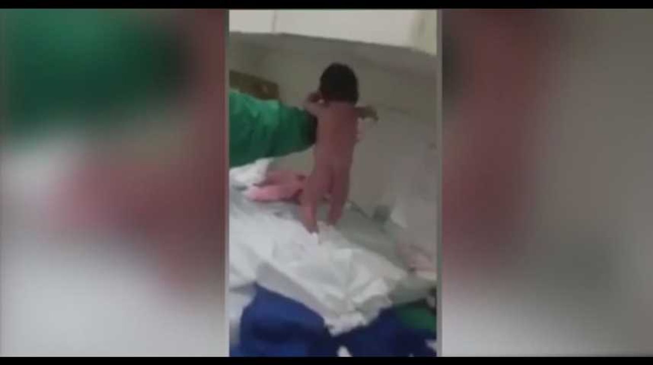 Incroyable : un bébé marche dès sa naissance !