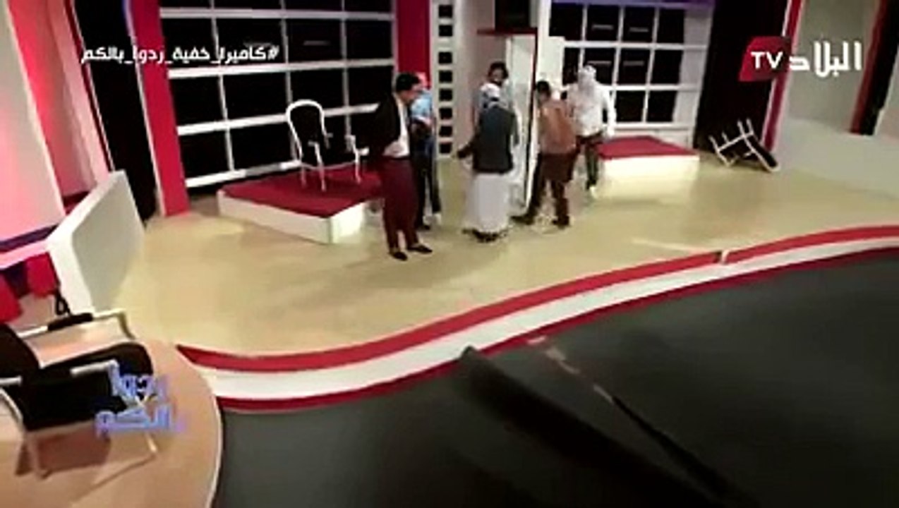 شاهد كيف كانت ردة فعله عندما رأى إبنا عاقا يضرب والدته أمام عينيه