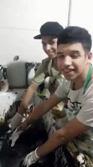 Llenaron su Cuerpo de aceite y le pasaron una espátula. 5 Horas más tarde, Nadie Cree lo que Ve.