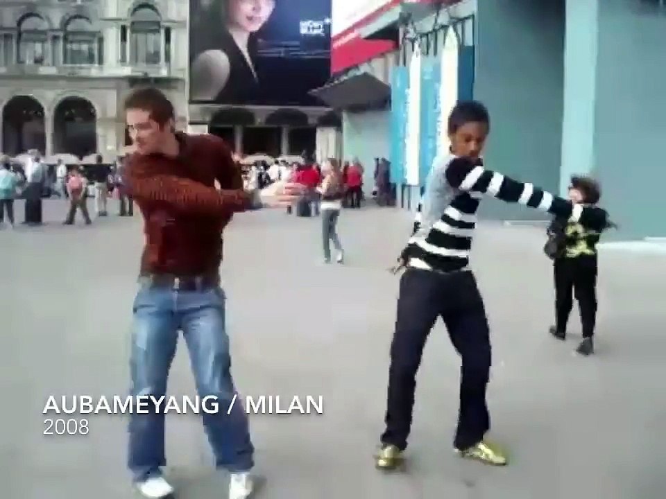 Aubameyang, jeune, danse la tecktonik à Milan