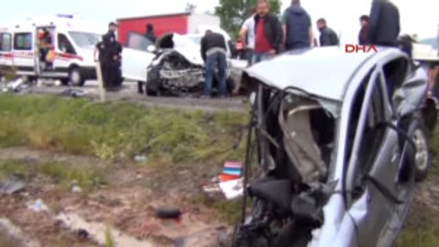 Bursa Kazada Sıkışan Yaralılara Çevik Kuvvet Müdahale Etti