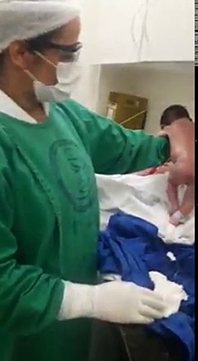 Un bébé marche dès sa naissance
