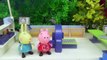 Peppa Pig lleva a su gatita a la Clínica Veterinaria de Playmobil - Vídeos de Juguetes Pep