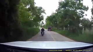 Quando um motociclista tailandês se cruza com uma cobra na estrada... surreal