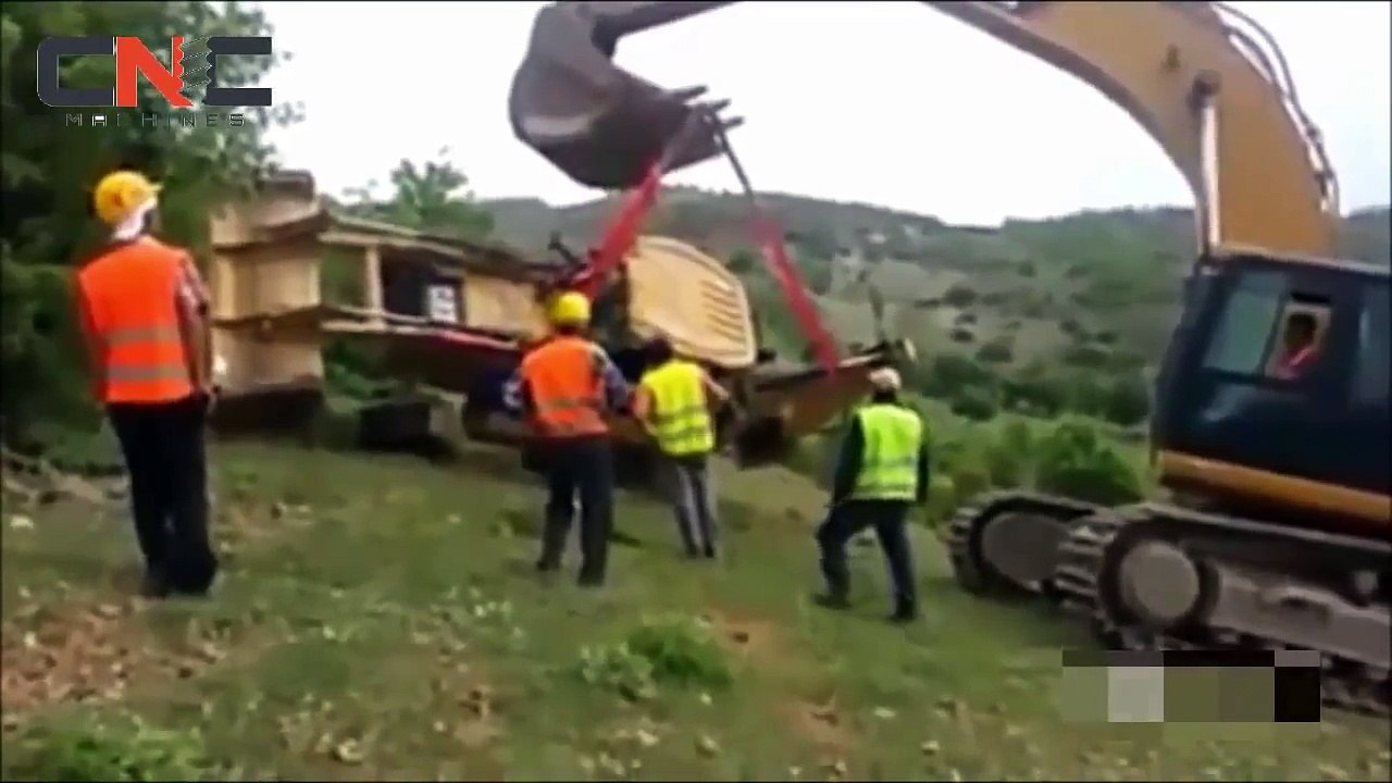 [Excavator] Dangerous Excavator Equipment Skills Driving Accident Off Road Truck Driver Fails - Destroy