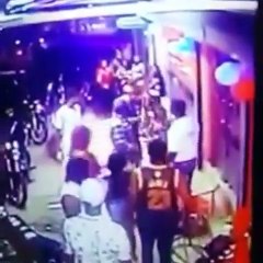 Esto paso en la entrada de un la discoteca en los tres brazos