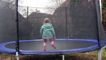 Unser Trampolin hat eine Frühjahrskur bekommen - Erster Sprungtest Unser Trampolin hat sch