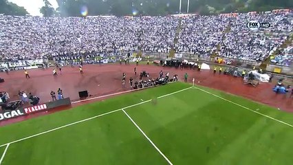 Un homme volant apporte le ballon du match en hoverboard