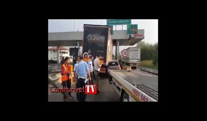 Düzce'de TIR ile otomobil TEM gişesinde sıkıştı