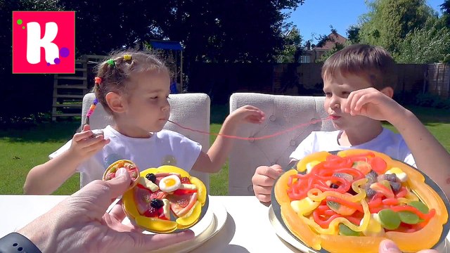 ЧЕЛЛЕНДЖ Гигантские ЖЕЛЕЙНЫЕ против МАЛЕНЬКИХ конфеты Real Gross Food VS Gummy Food Candy Challenge Катя и Макс new 2017