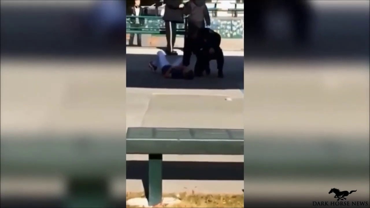 Un ado brandit un couteau dans une cour de l’école et se fait tirer dessus par la police