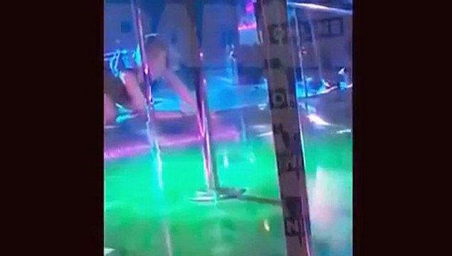 Jennifer Lawrence ivre s'amuse sur une barre de pole dance dans un club de striptease