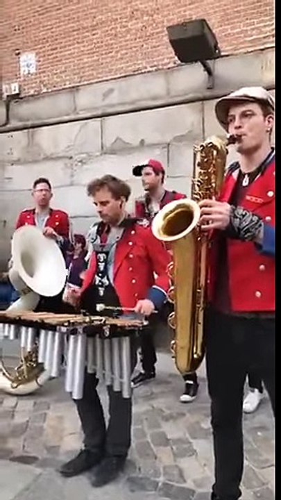 La fanfare électro qui joue un morceau de Laurent Garnier en public