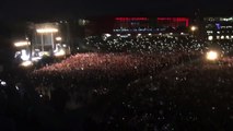 50 000 personnes s'unissent et chantent en hommage aux victimes de l'attentat de Manchester