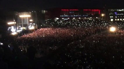 50 000 personnes s'unissent et chantent en hommage aux victimes de l'attentat de Manchester