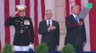 Trump gigote et chante fort pendant l'hymne national en l'honneur des soldats morts