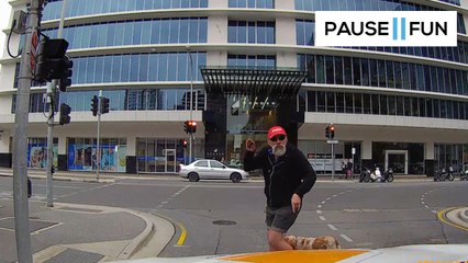 Instant Karma pour ce piéton énervé