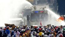 Venezuela: Opposition leader tear-gassed in protests