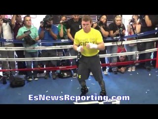 Canelo shadow boxing WORKING on FOOTWORK - EsNews Boxing