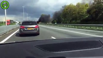 Un véhicule en feu explose soudainement lors du passage d'une voiture