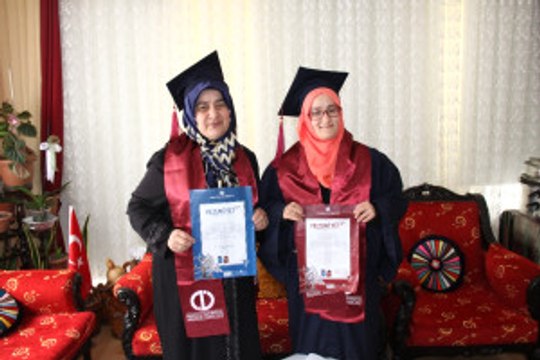 Şaka Olsun Diye Girdiği Üniversiteden Kızıyla Mezun Oldu