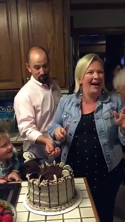 Déjà maman de 6 garçons, elle apprend qu'elle attend enfin une fille ! Regardez sa réaction...