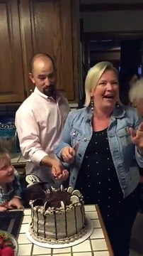 Déjà maman de 6 garçons, elle apprend qu'elle attend enfin une fille ! Regardez sa réaction...