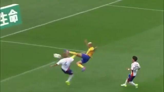Brasileiro marca belo gol de voleio no Campeonato Japonês