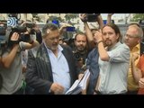 Los taxistas lanzan un huevo a Pablo Iglesias cuando va a saludarles