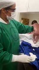 Ce bébé vient de naitre et marche déjà... Précoce le petit