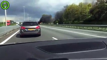 Un automobiliste filme une voiture enflammée s'explosant en une boule de feu