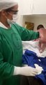 Une petite nouveau-née choque les infirmières en marchant quelques minutes seulement après sa naissance