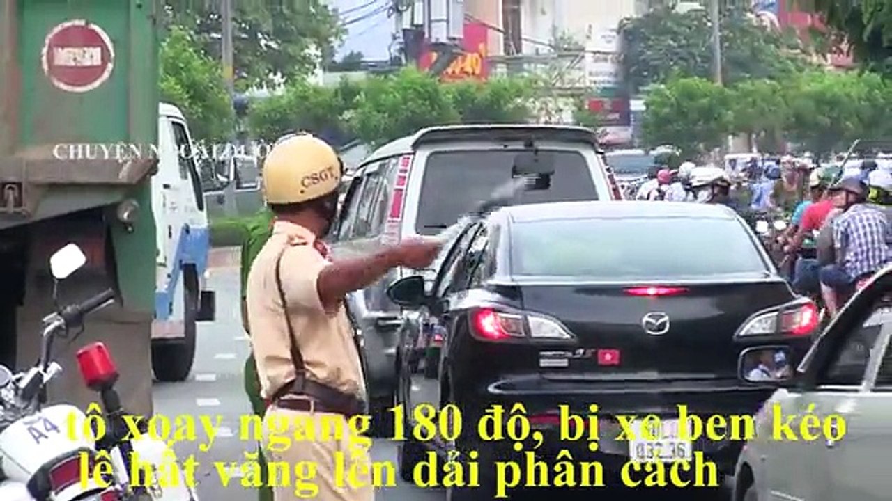 Xe ben chở đất tông văng ô tô 4 chỗ như phim hàng động