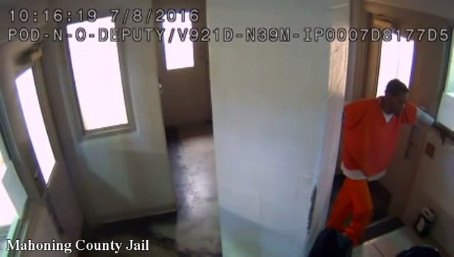 RAW Inmates save Police Officer after a prisoner attacks him, Mahoning County Jail