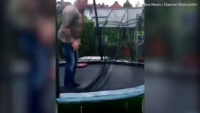 Esse man backflips off a trampoline