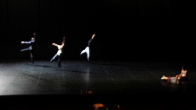 Biarritz : le chorégraphe Angelin Preljocaj dirige le placement de ses danseurs