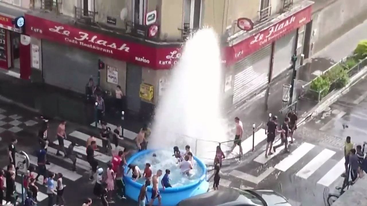 « Street Pooling », Piscine gonflable + Bouche d'incendie (Pantin)