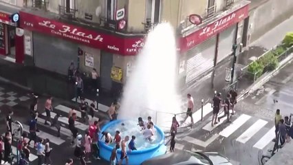 « Street Pooling », Piscine gonflable + Bouche d'incendie (Pantin)