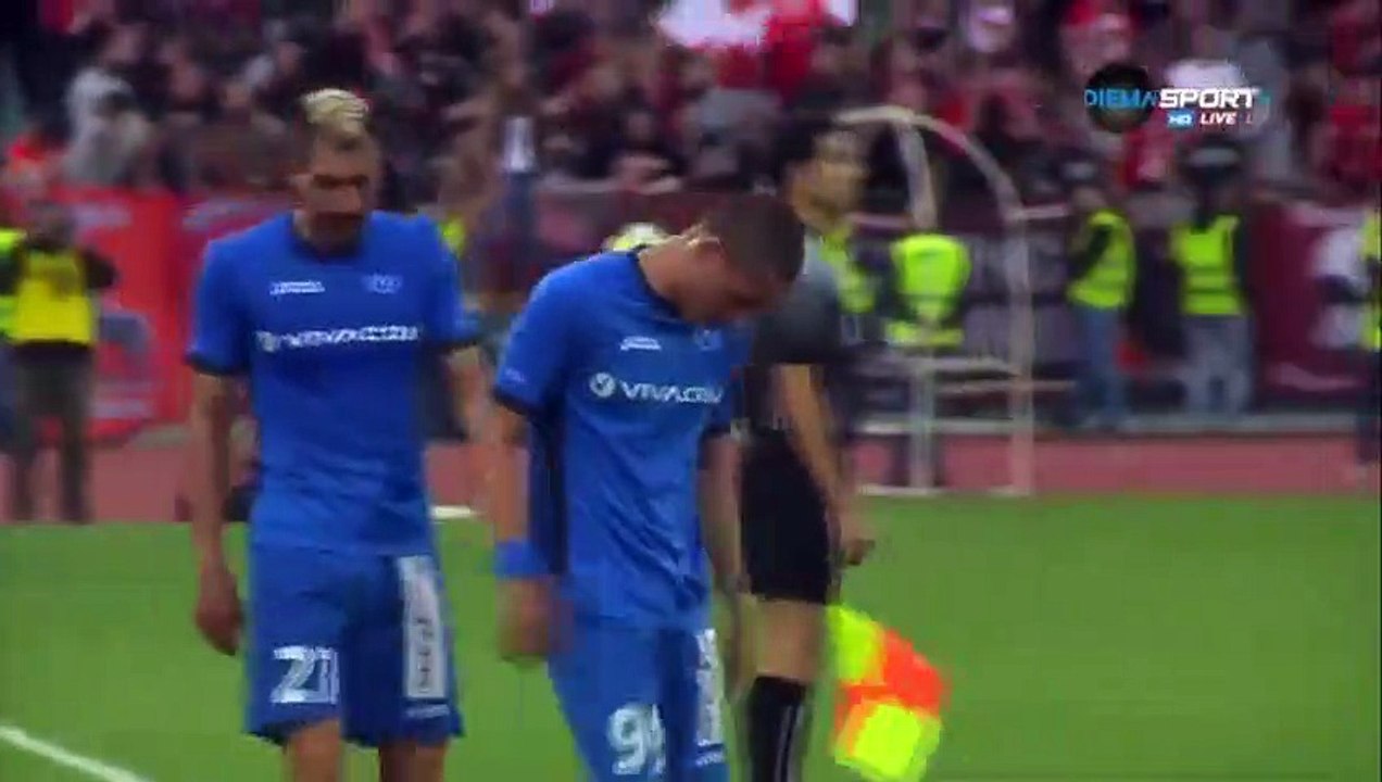 Dégoûtés, des supporters du Levski Sofia descendent de la tribune pour enlever les maillots aux joueurs !