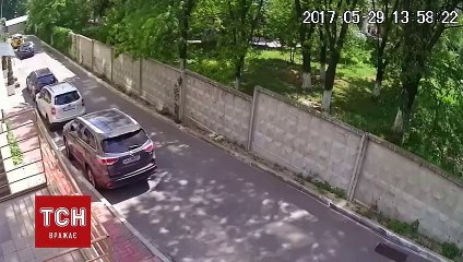 Impressionnant la chaussée se soulève soudainement après l'explosion d'une canalisation !