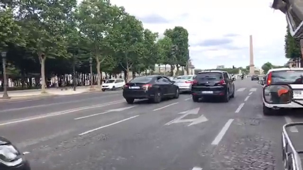 Culture on Live : parcourez avec nous les Champs-Élysées en tuk-tuk