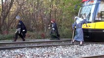 Un pazzo travestito da Gandalf ferma un tram... E guardate chi arriva dopo!