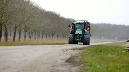 Spreading chicken manure   John Deere 8360R & Tebbe HS240 spreader on tr