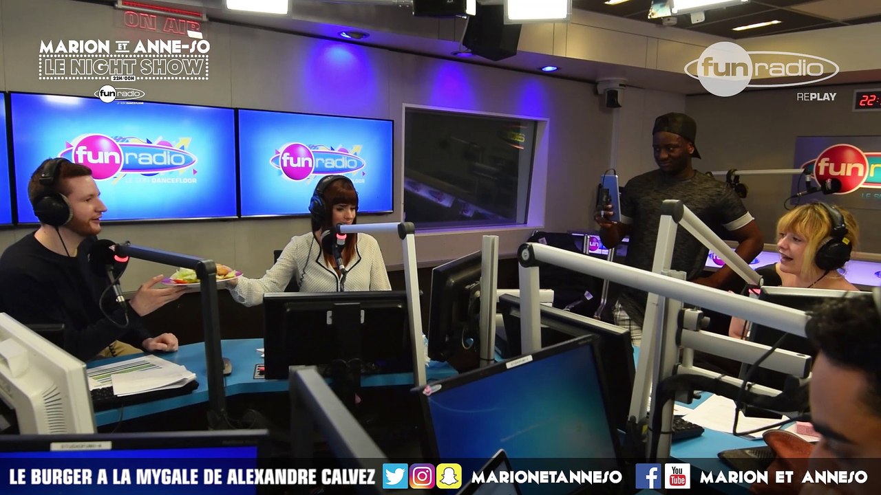 LE BURGER À LA MYGALE D'ALEXANDRE CALVEZ - Marion et Anne-So