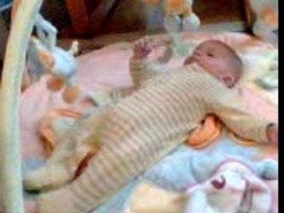 Léo sur tapis d'eveil 2