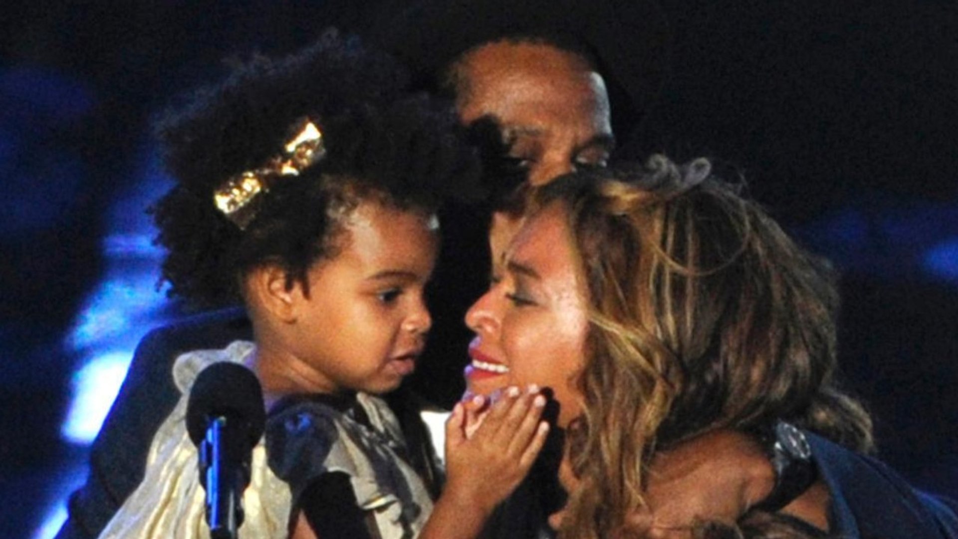 ⁣Beyoncé & Blue Ivy Pose For Memorial Day Photo