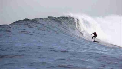 Surfistas de todo el mundo buscan "la gran ola" en Ciudad del Cabo