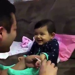 Bebać folira da ga boli dok mu otac reže nokte