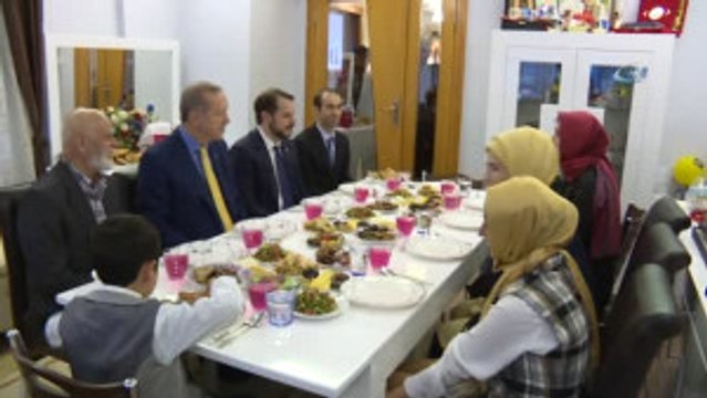 Cumhurbaşkanı Erdoğan ve Ailesi Şehit Evinde İftar Yaptı