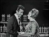 George Chakiris recibe de Shirley Jones el Oscar al Mejor Actor Secundario por 